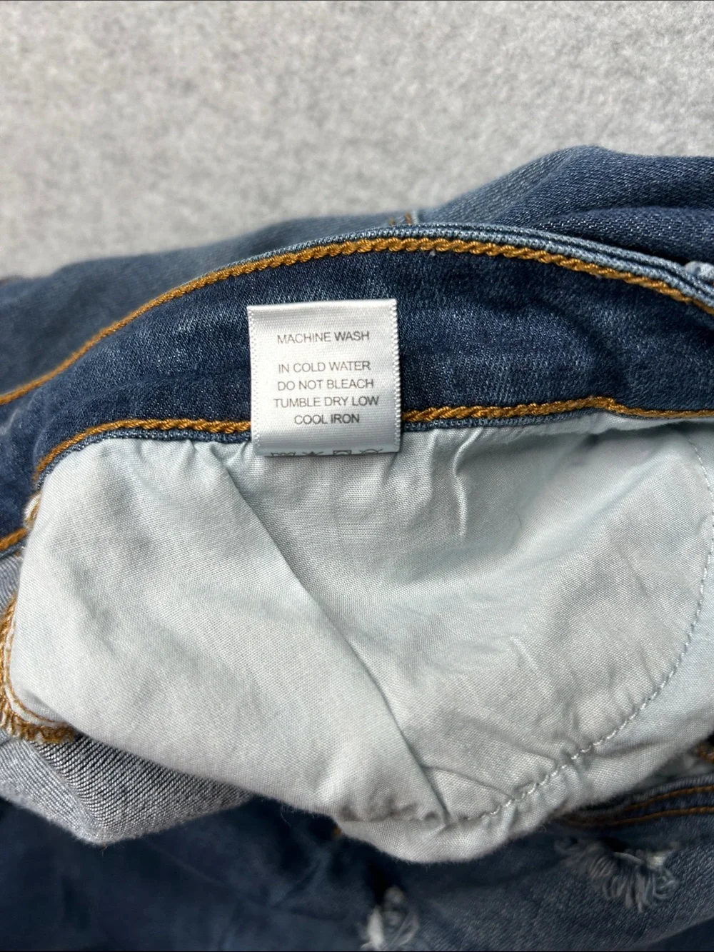 Judy Blue Distressed Jeans in Mid Blue with Red Patch Underlays‎
